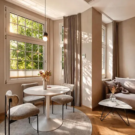Stylish Center Escape- Where Modern Elegance Meets History شقة