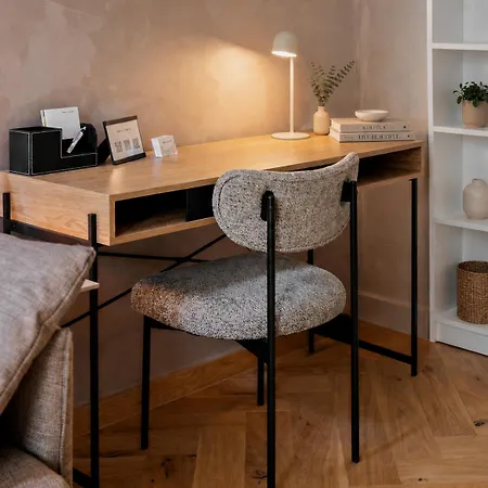 Stylish Center Escape- Where Modern Elegance Meets History شقة