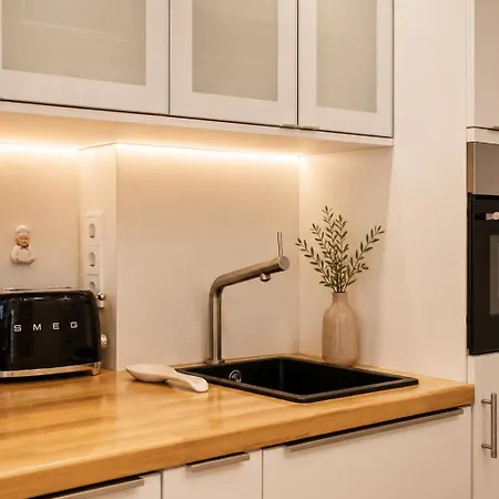 Stylish Center Escape- Where Modern Elegance Meets History شقة ترير