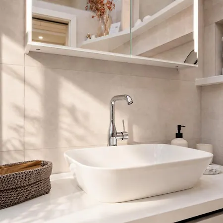 Stylish Center Escape- Where Modern Elegance Meets History شقة