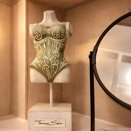 Stylish Center Escape- Where Modern Elegance Meets History شقة