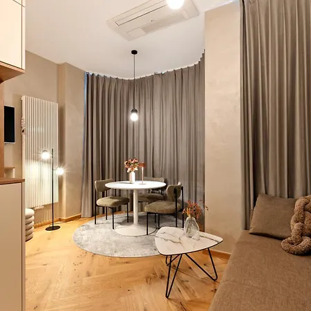 Stylish Center Escape- Where Modern Elegance Meets History شقة