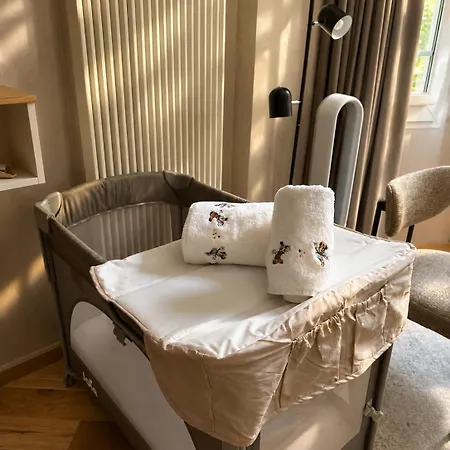Stylish Center Escape- Where Modern Elegance Meets History Lejlighed *
